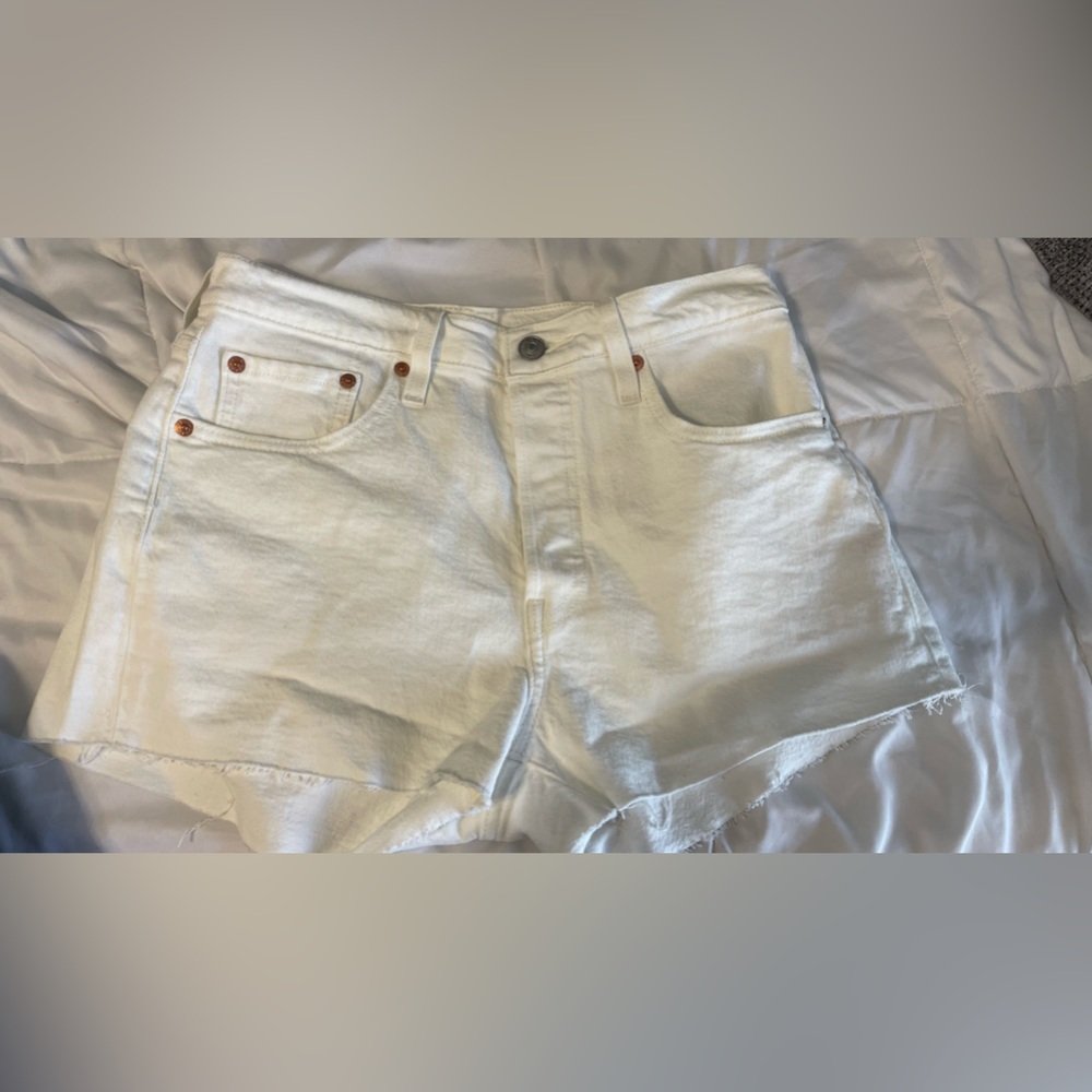 White Levi’s 501 high waisted Shorts sz. 28
